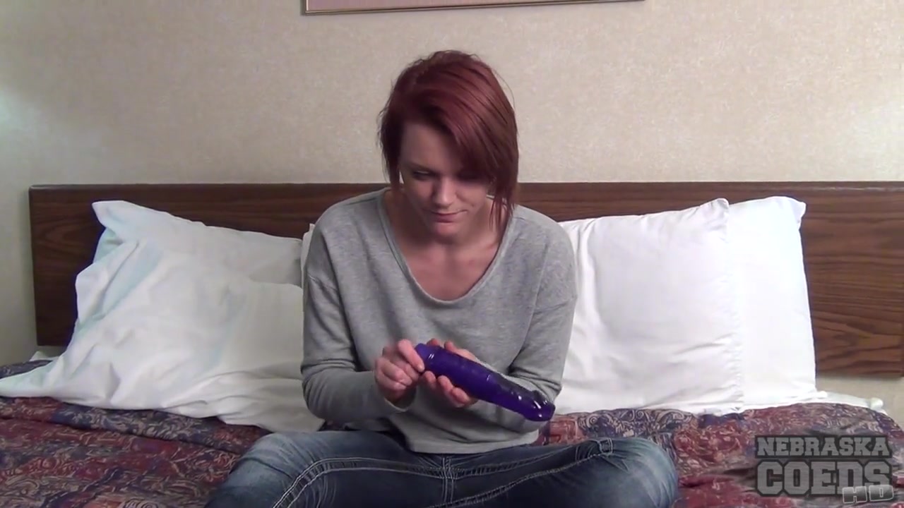 Tanned Phoenix Uses a Dildo on Camera for the First Time in Her Life - NebraskaCoeds