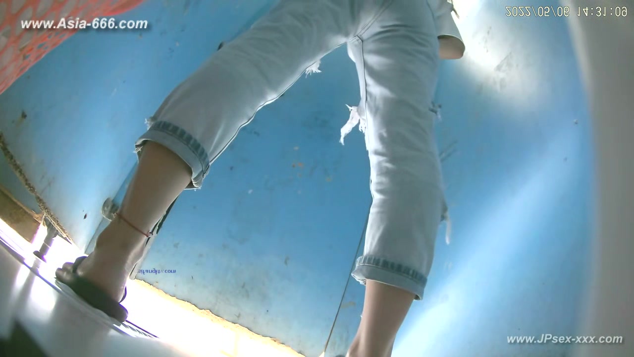 chinese girls go to toilet.317