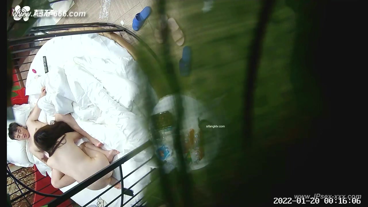 Hackers use the camera to remote monitoring of a lover's home life.563