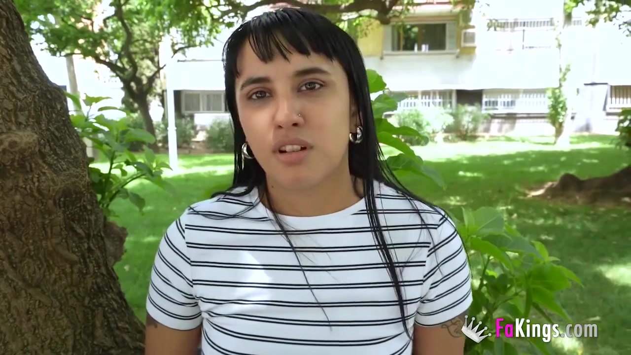 Latina Nerviosa Se Transforma Cuando Cree