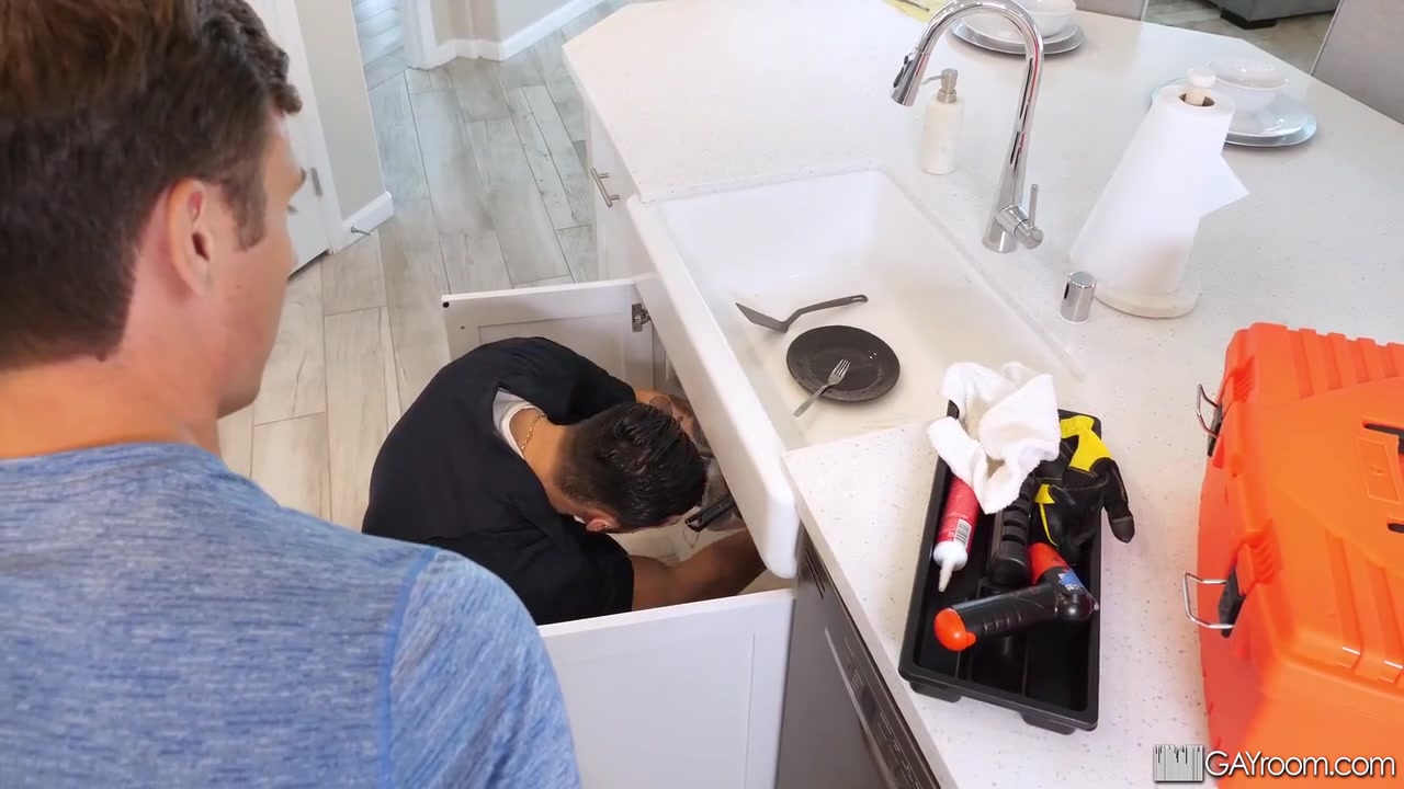 Muscle Hunk Spreads Tight Asshole For Plumbers Thick Pipe