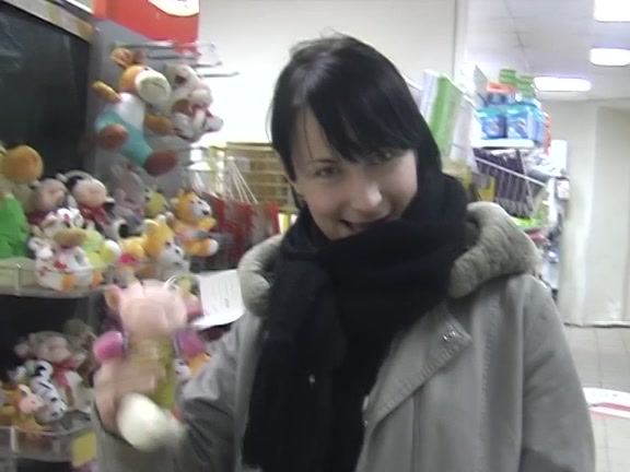 Engulfing 10-Pounder in public place is a turn on