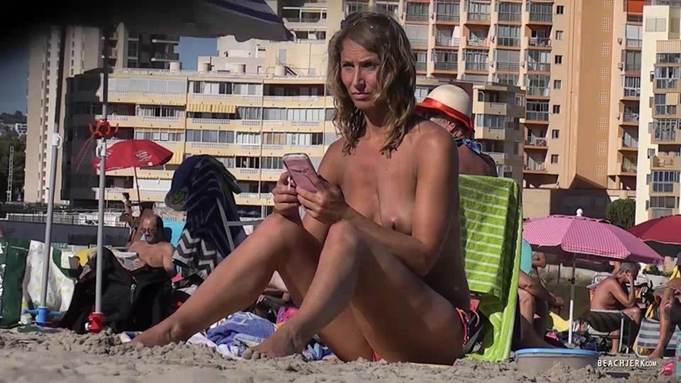 Goldie Milf - BeachJerk