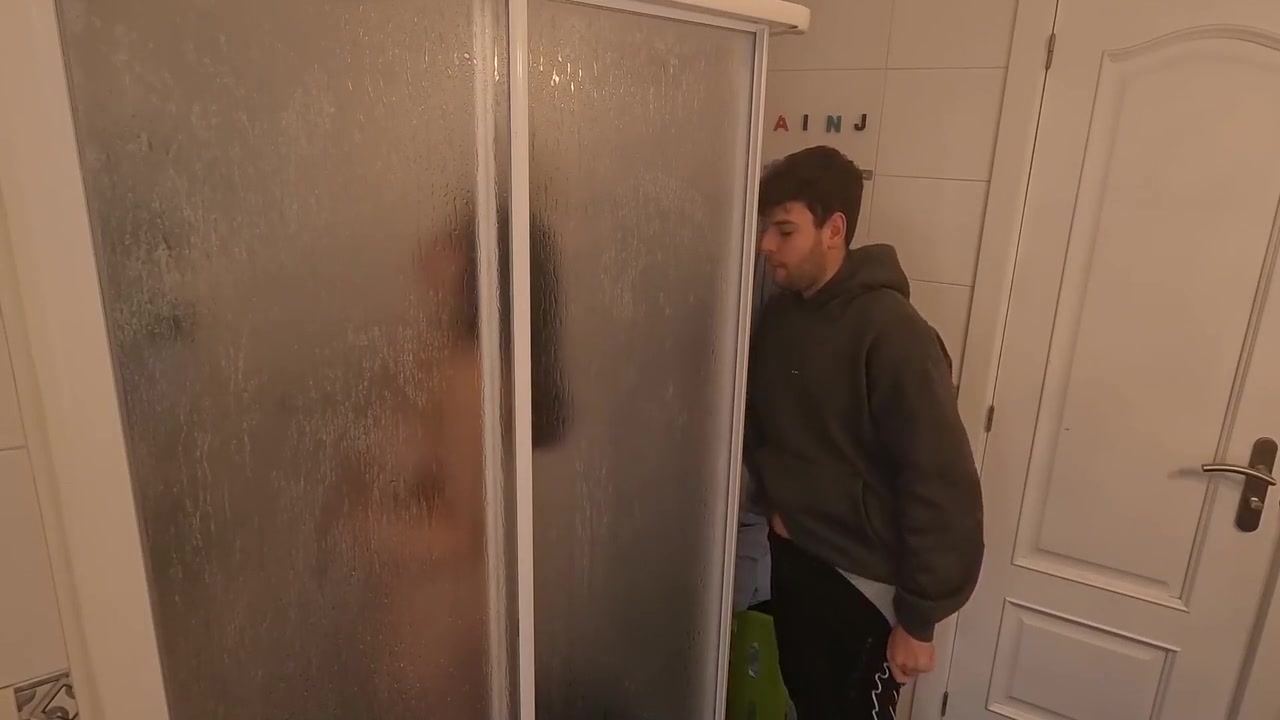 Rough Sex In Me Folle A Mi Hermanastra Mientras Se Duchaba - Naf Y Nach - 8 Min
