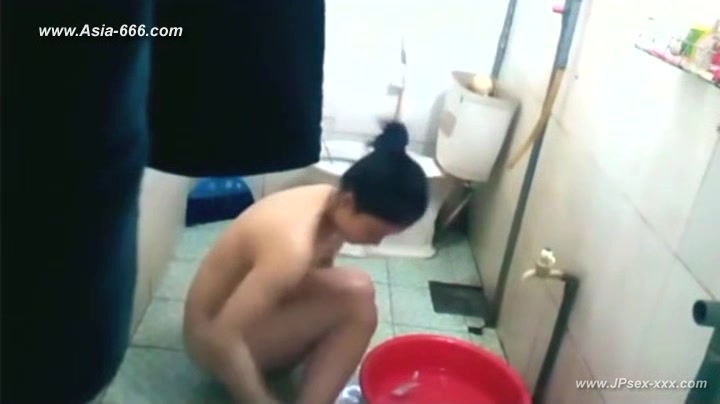 peeping chinese girls bathing.10