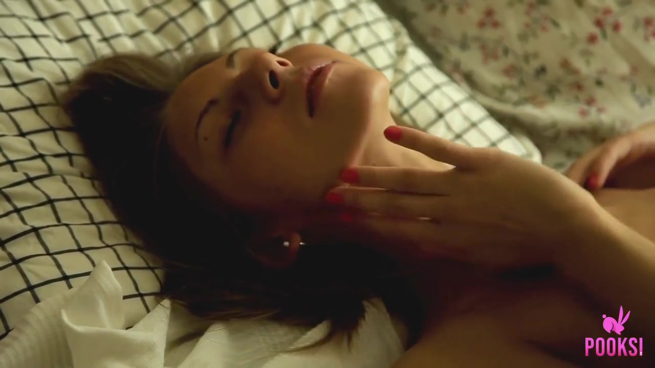 Captivating Coed Roxana Vibrates Her Creamy Pussy To Orgasm!