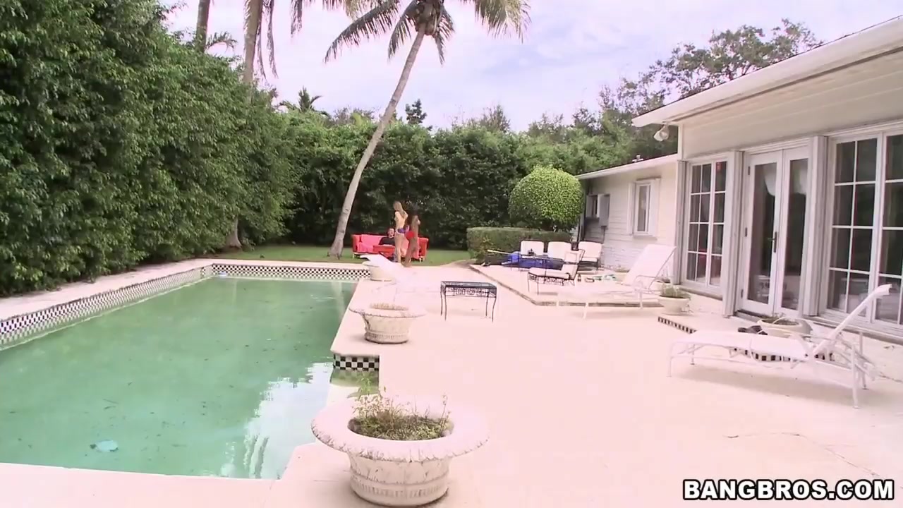 Dark-skinned Roxi boasts with her ass in paradise