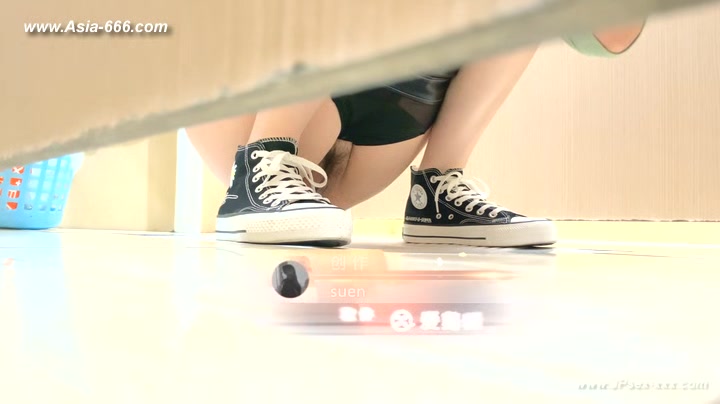 chinese girls go to toilet.***