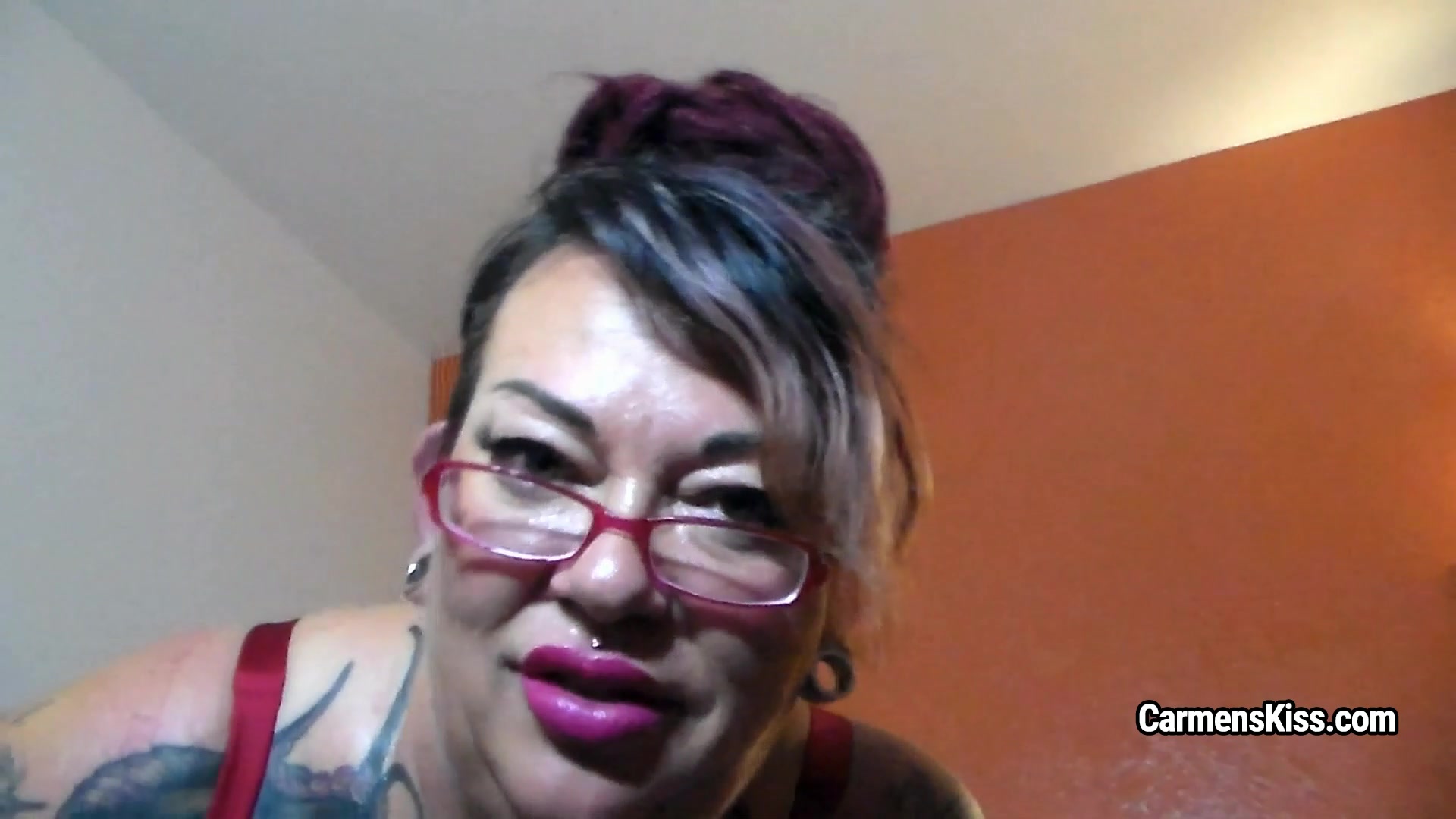 Fat Step mom Carmen De La Vega shakes her ass while smoking vape