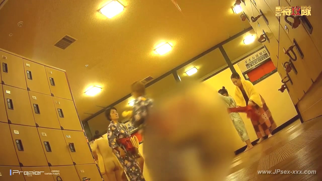 japanese public bathroom changeroom.41