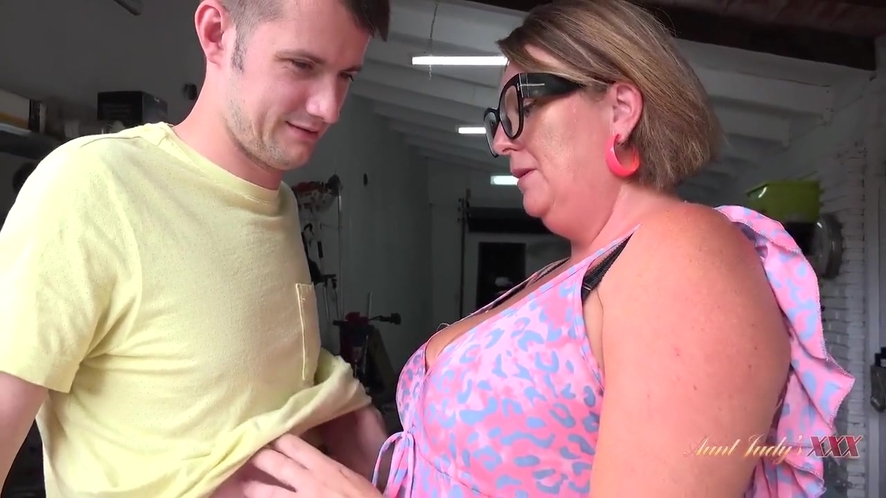 Busty Amateur Cougar Jojo Seduces