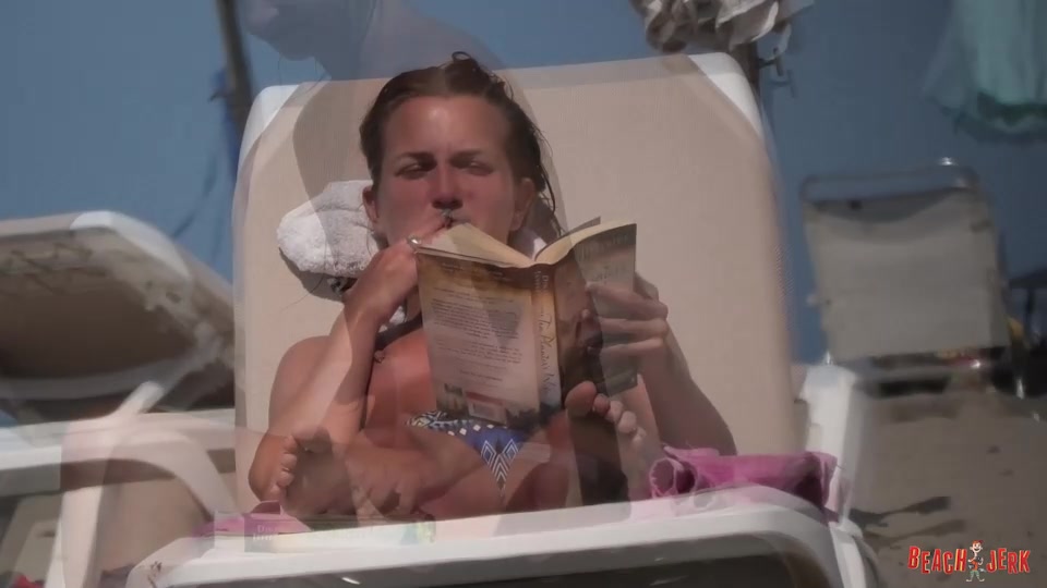 Boobs and sunbeds 34 - BeachJerk