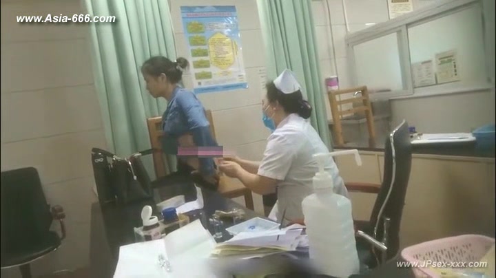 peeping chinese woman to go to the hospital for an injection.1