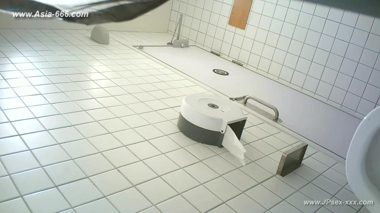 chinese girls go to toilet.***
