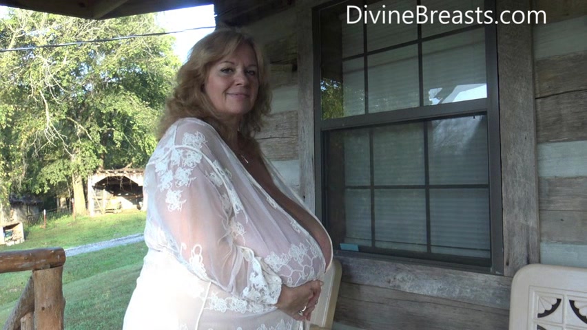 Suzie 44K Original Cleavage Queen