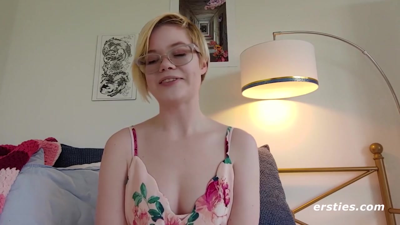 American Hottie Plays With Her Pussy Before Going Anal