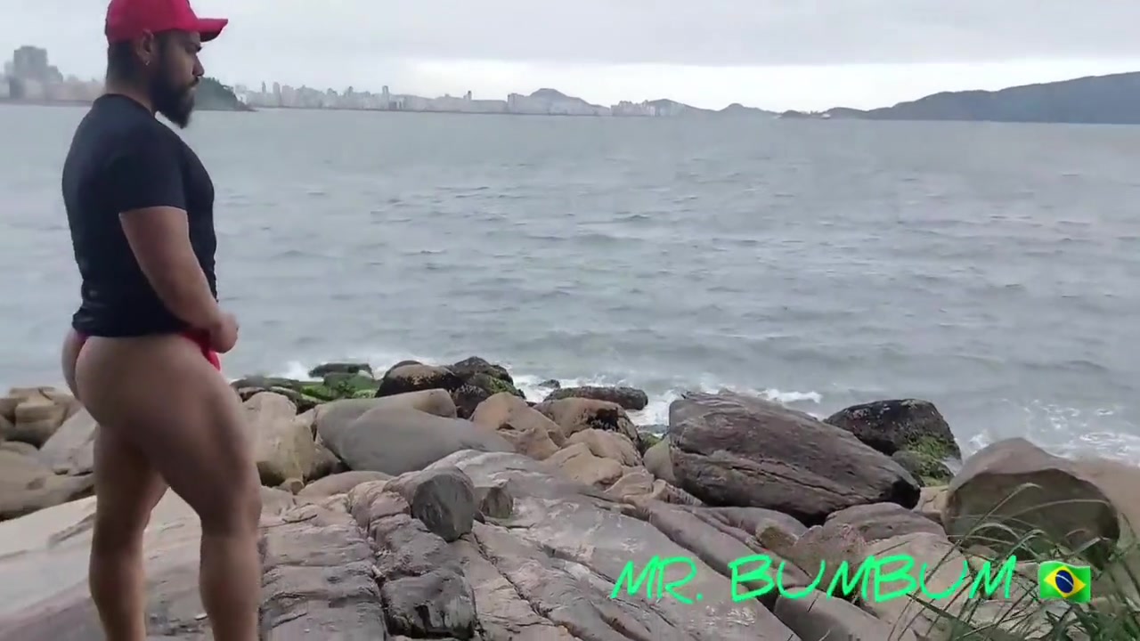Gay Porn - Sexo Na Praia : Uma Puta Espera De Quatro Usando Fio Dentel Em Cima Das Pedras Para Fazer Os Machos Relaxar. Completo No Red 7 Min