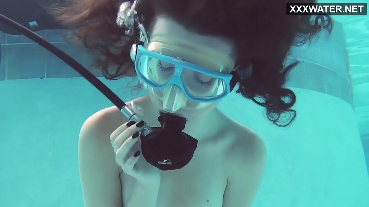 Hot Underwater Babe Emi The Mermaid