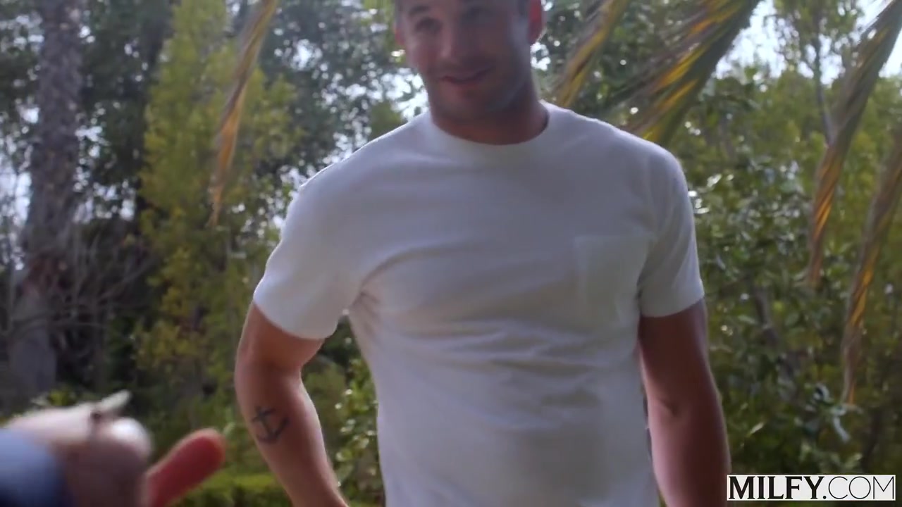 Bombshell On Her Husband - Holly Hotwife