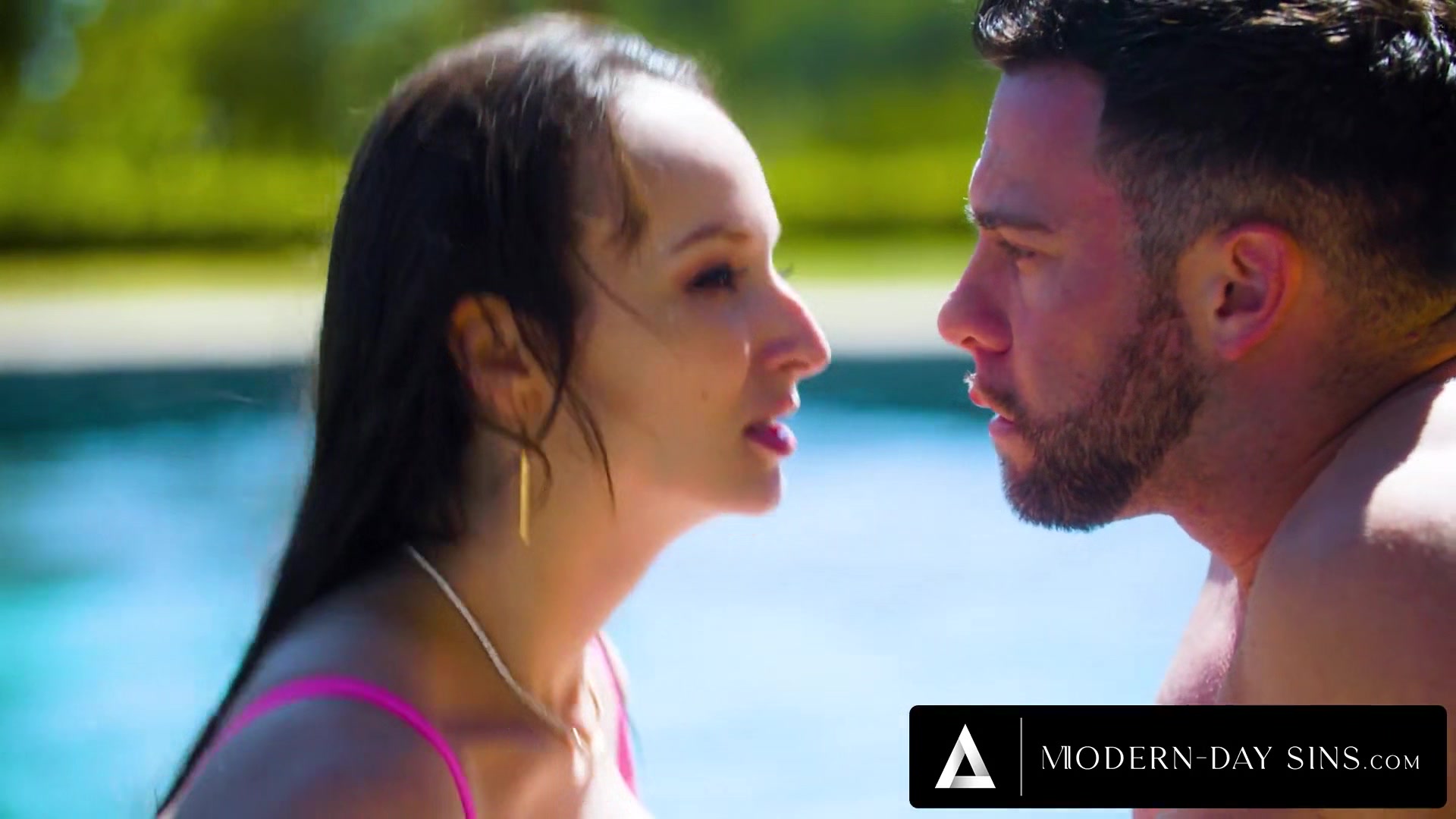 MODERN-DAY SINS - Sunbathing MILF Lexi Luna Lets Pool Guy Titty Fuck Her While Husband Isn't Home!