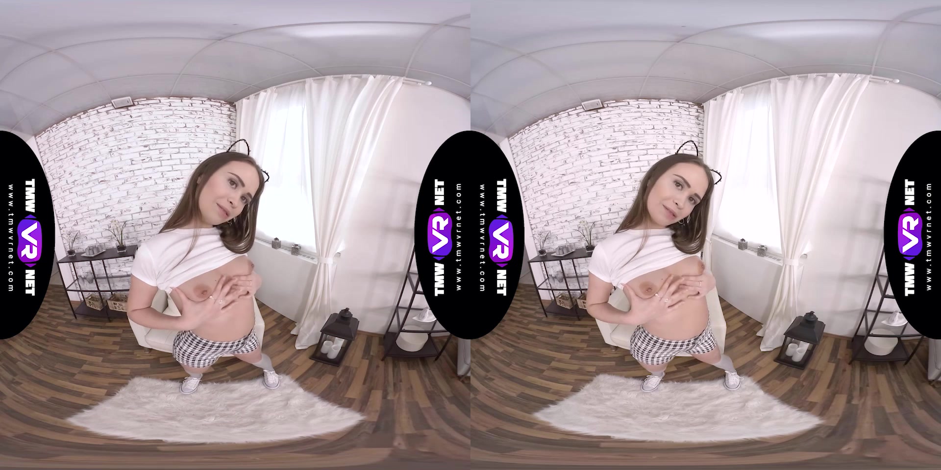 Cat ears on head, fingers on clit - TmwVRnet