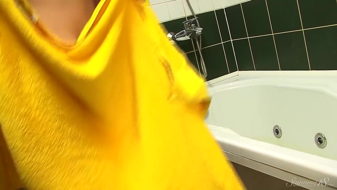 Naughty Coed Pleases Her Wet Pussy In The Bathtub!