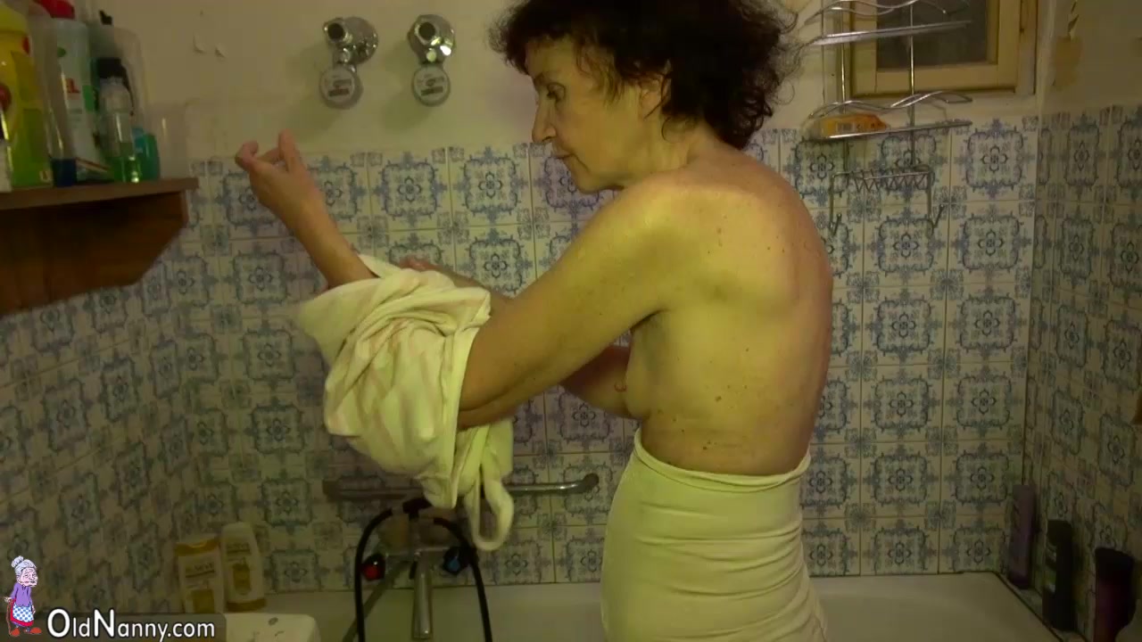 Granny and teen 18+ bathe in the tub