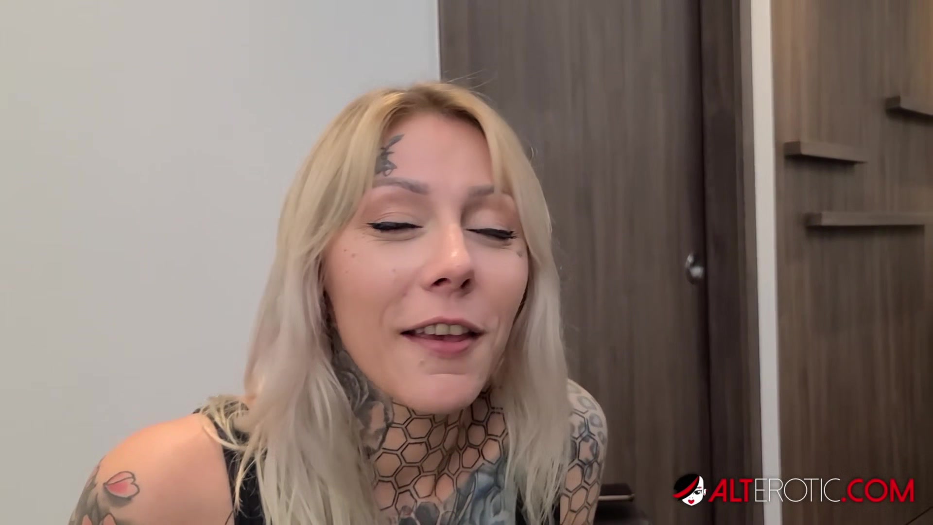 Tattooed babe Nayomi Sharp sucks Sascha's big cock
