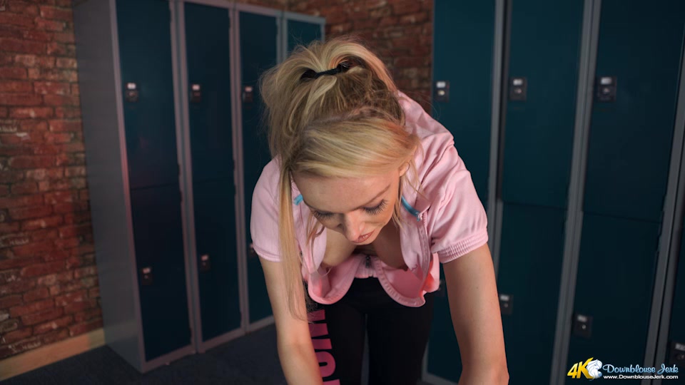 Amber Jayne in Work Your Muscles - DownblouseJerk