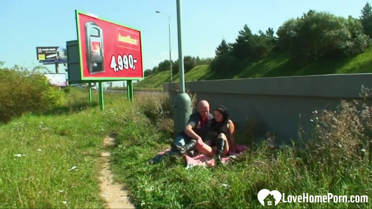 Public banging a gorgeous brunette in the outdoors