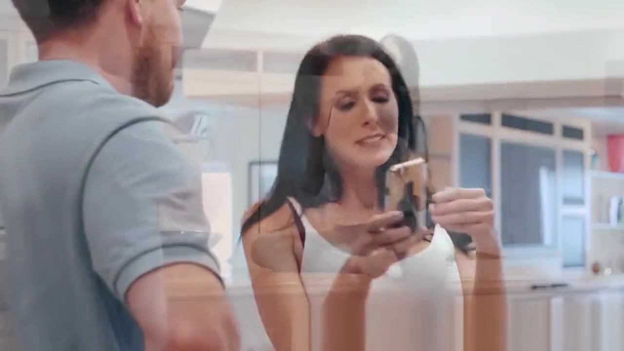 Brazzers - Naughty Milf Reagan Foxx gets fucked in the Kitchen