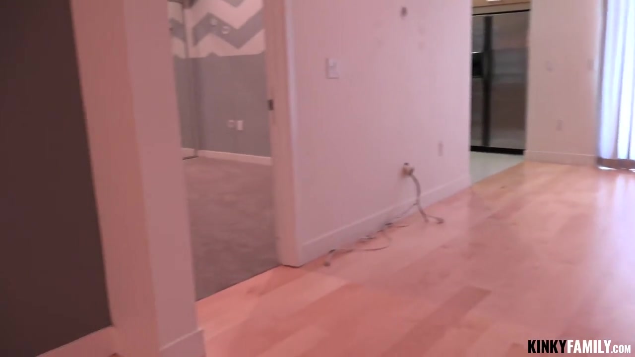Kinky Family - Sofie Reyez - Cumming all over stepsis pussy