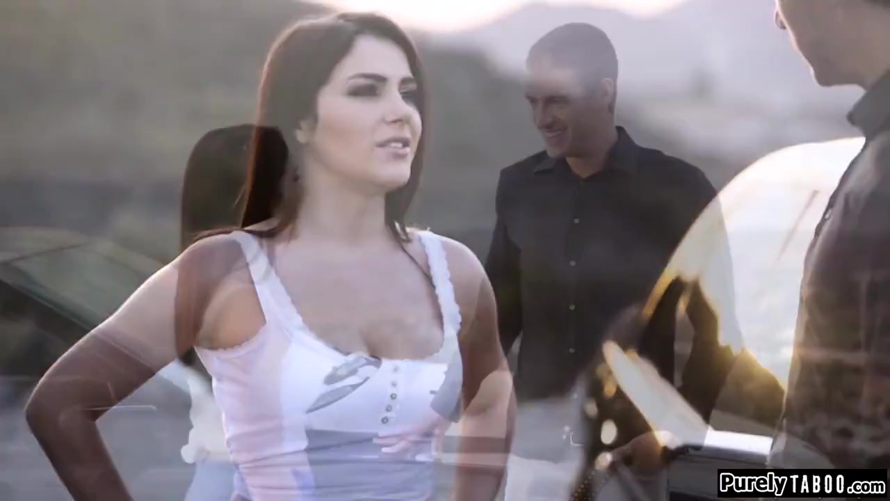 Italian Brunette Picked Up By A Photographer And Seduce