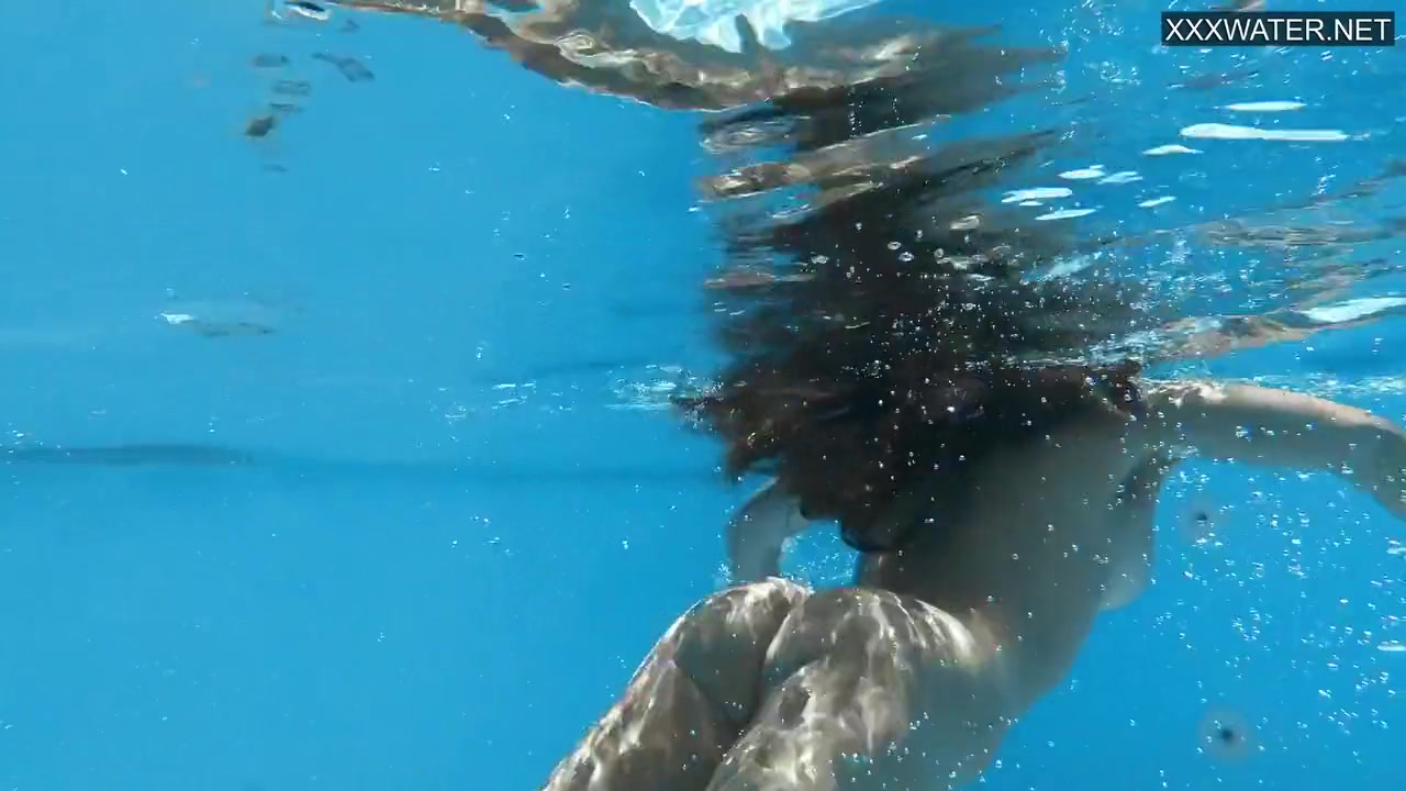 Angelica Heart In Watch Her Swim Naked Underwater In The Pool