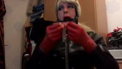 Ich gummipuppe geknebelt mit halsband