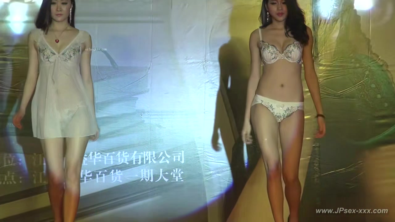 Chinese model in sexy lingerie show.16