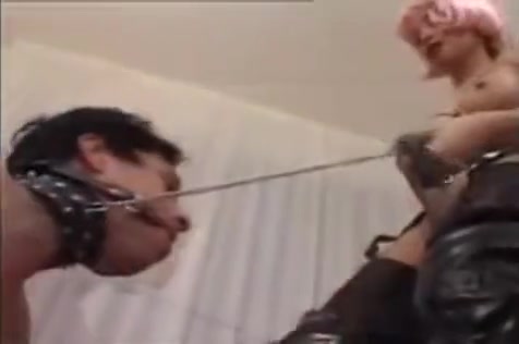 Sthis manmale Plays With this manr serf