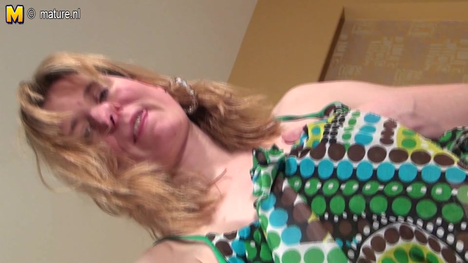 Horny Housewife Works Her Pussy And Reaches Climax - MatureNL