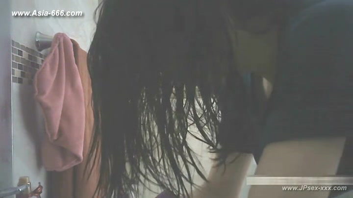 peeping chinese girls bathing.***