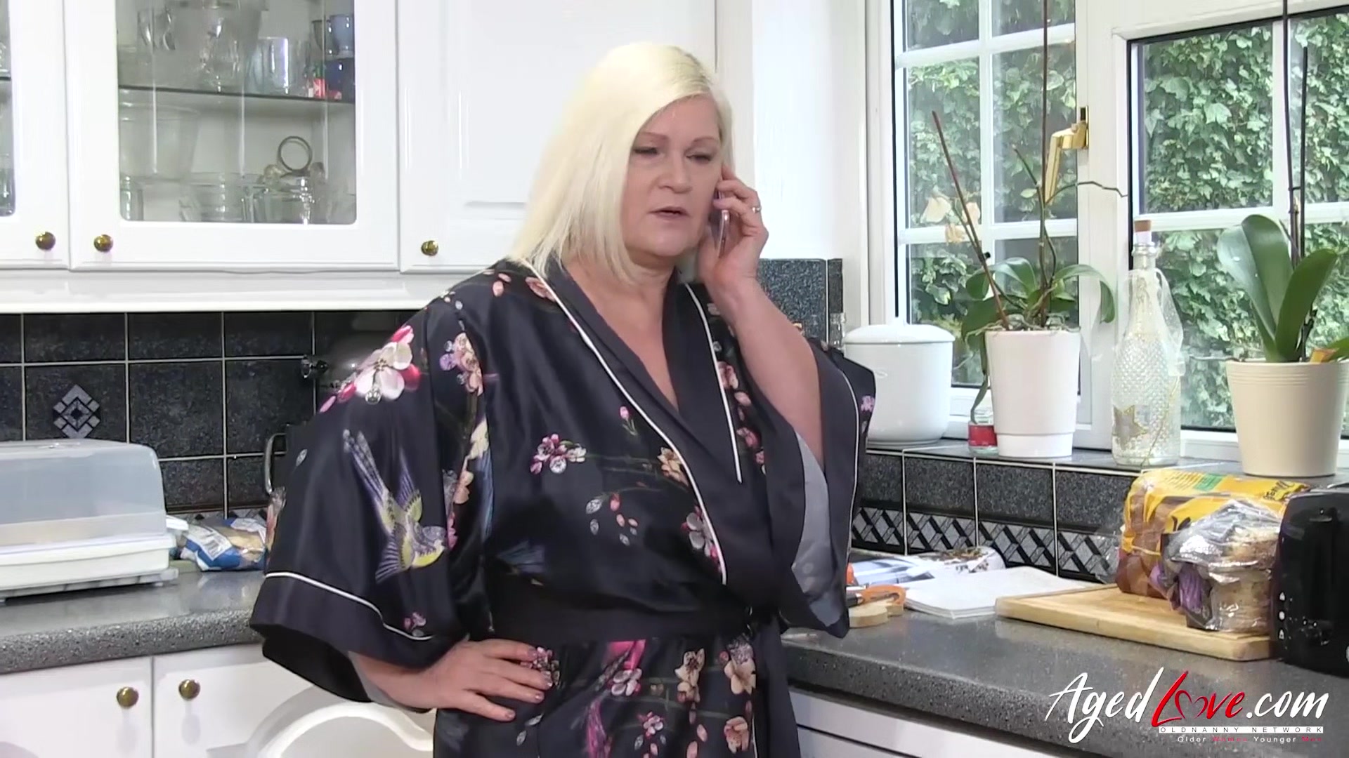 AGEDLOVE Lacey is surprised at home by a black worker who takes out his big black cock on