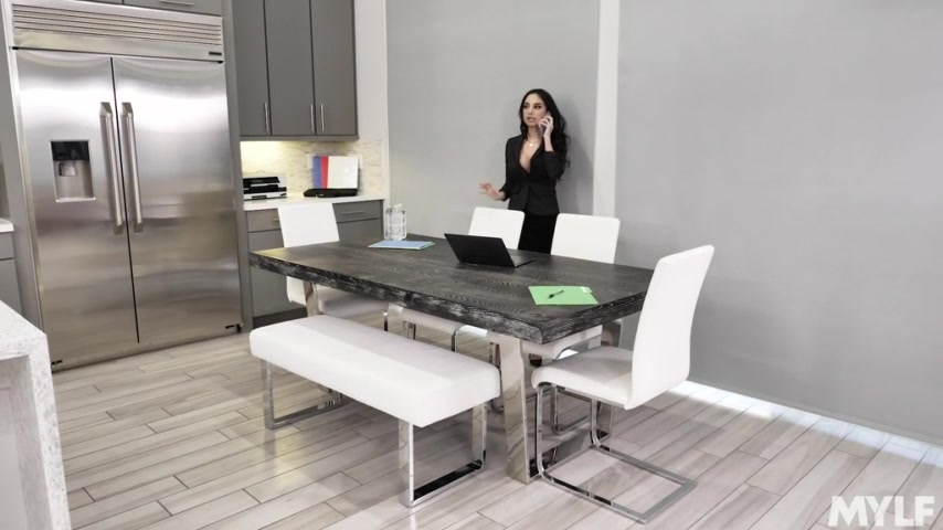 Closing The Deal With Her Coochie - MYLF