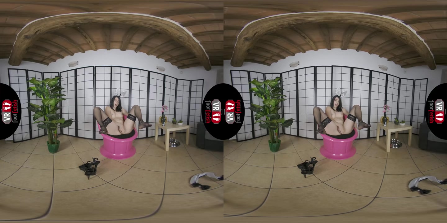 Big Ass Babe With An Amazing Ass Scarlett Enjoys Stuffing Her Dildo Deep Inside Her Shaved Muff In VR - VRFootFetish