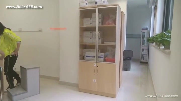 peeping chinese woman to go to the hospital for an injection.4