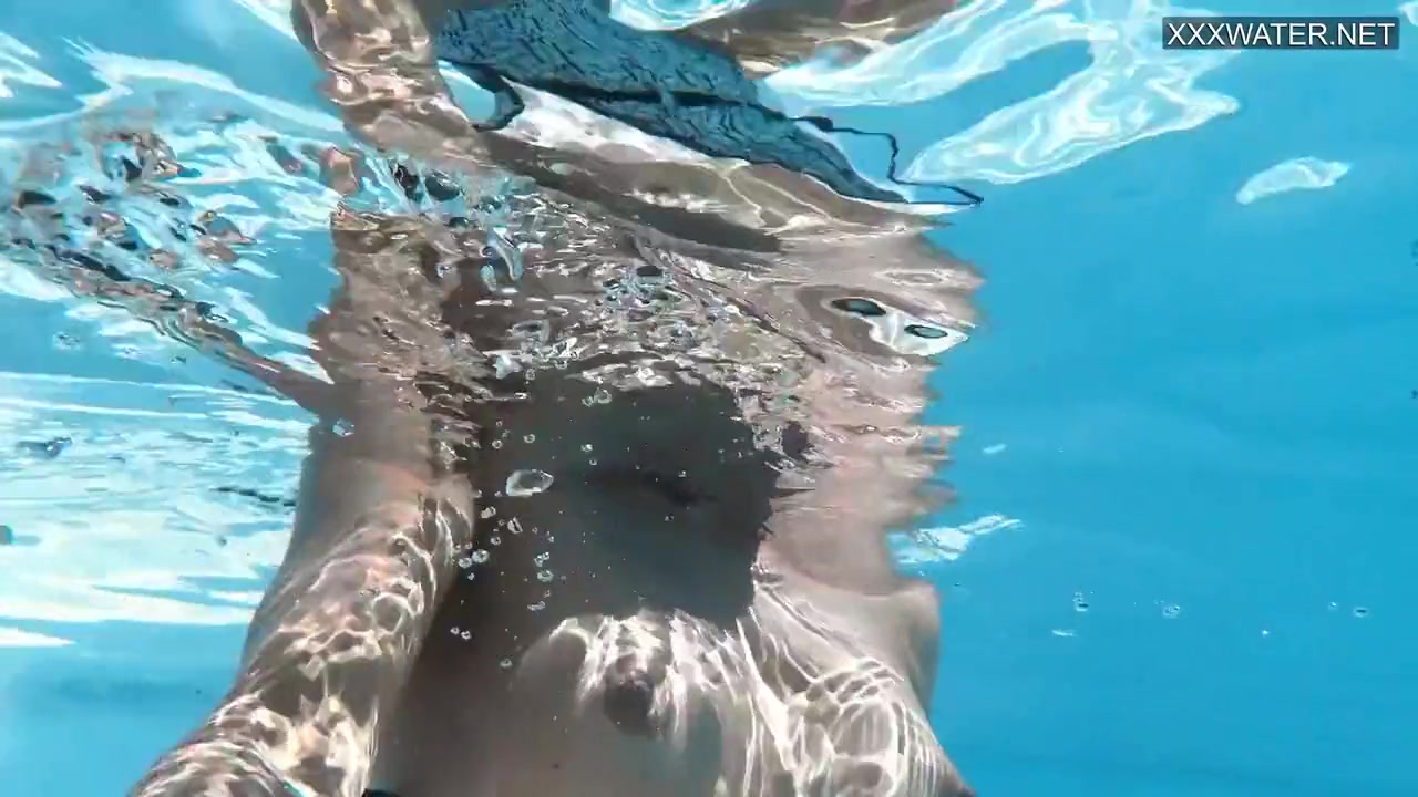 Outdoor Swimming Pool Erotics With Naked Zazie - Zazie Skymm