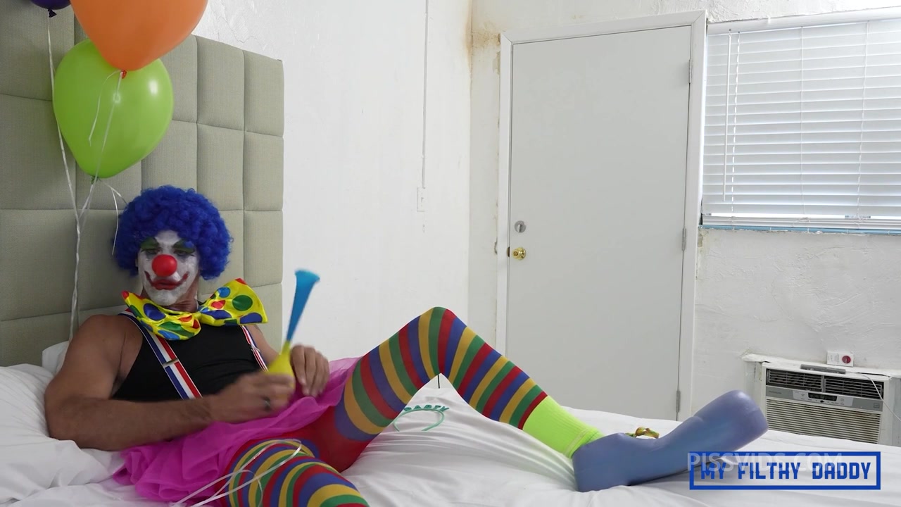Kinko the Clown has a pee party with lil Amy - PissVids