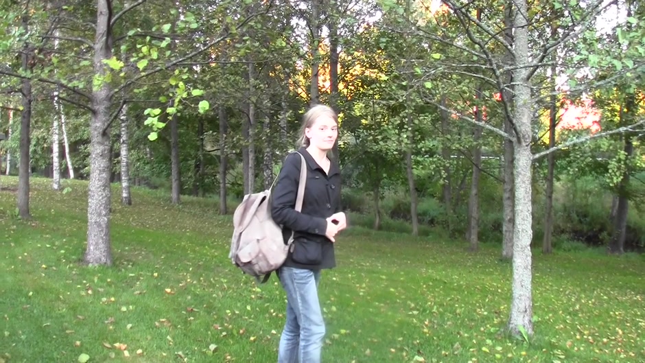 Sexy amateur girlfriend losing off jeans for outdoor fuck