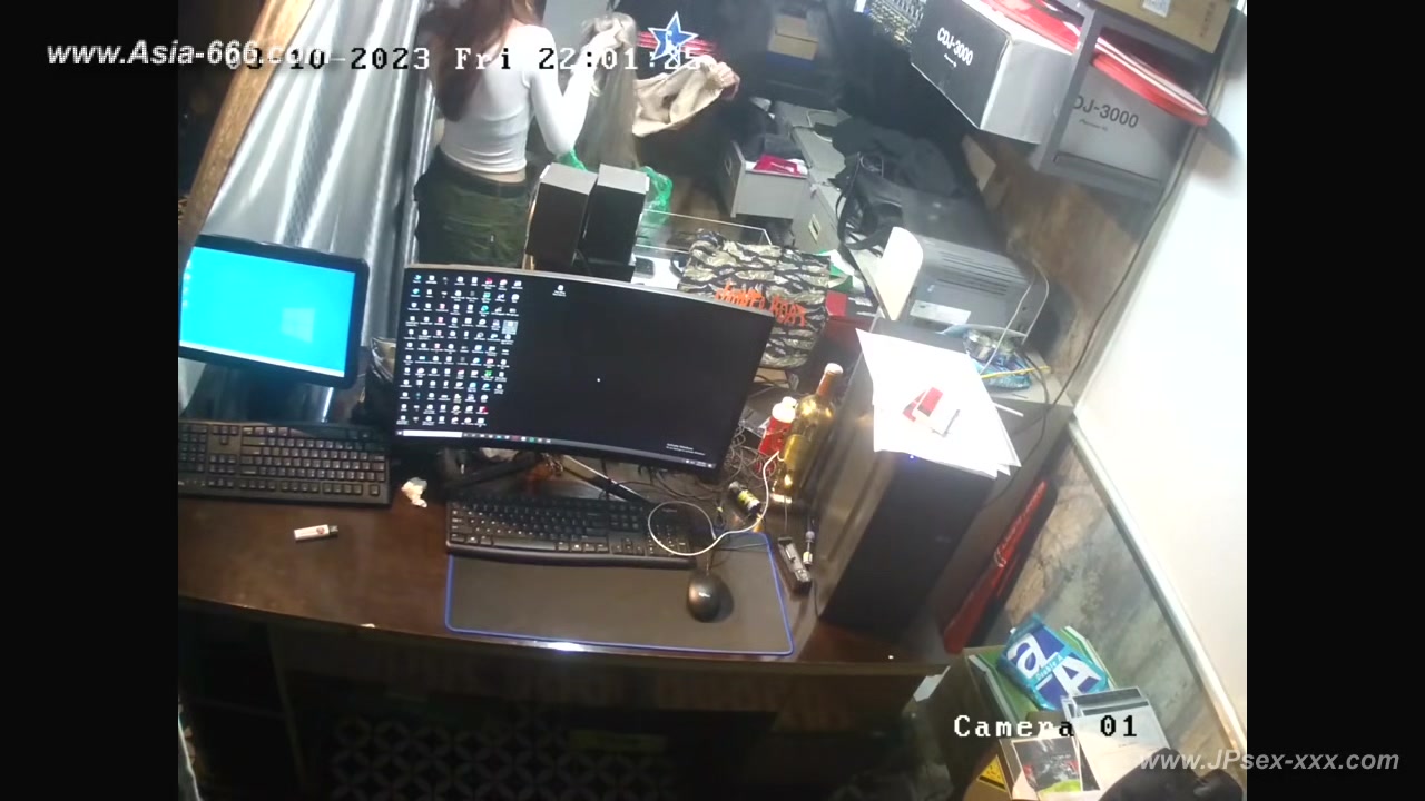 Hackers use the camera to remote monitoring of a lover's home life.600