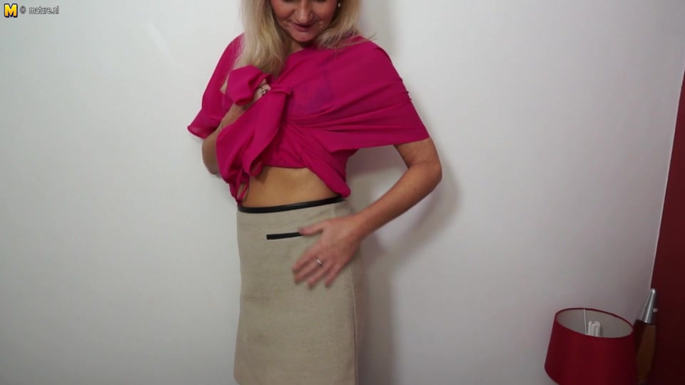 Naughty British Housewife Masturbating In Her Bed - MatureNL