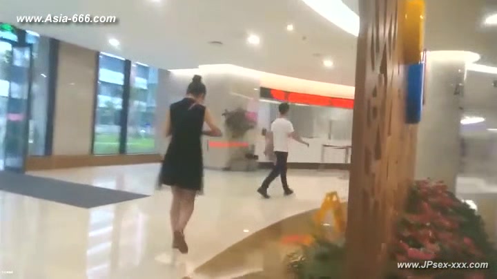 peeping chinese woman to go to the hospital for an injection.5
