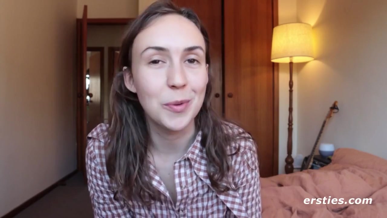Sexy Babe Gives Us A Sexy Tour